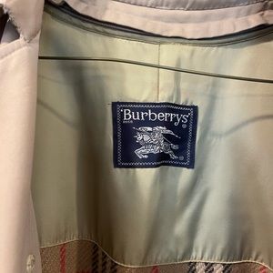 vintage Burberry trench. Used condition. Worn buckles, stains.